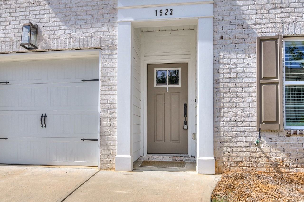 1923 Avenel Ln - Photo 4 of 36