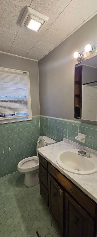 2028 Thomas Ave - Photo 3 of 7