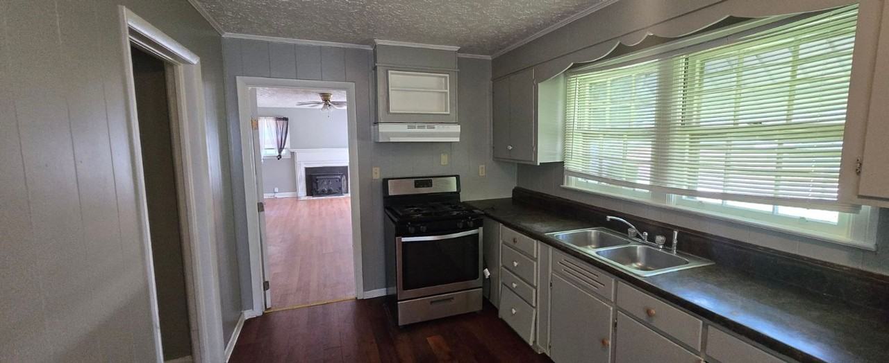 2028 Thomas Ave - Photo 4 of 7
