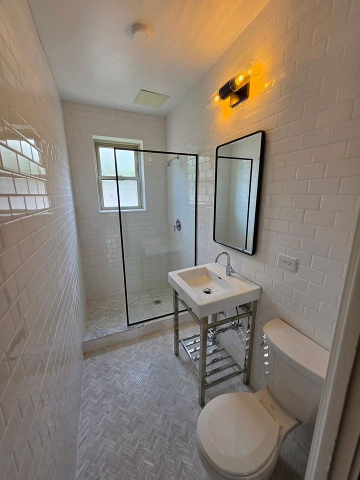 Beautiful Vintage Apartments Near NorthShore Evanston Hospital - Photo 3 of 14