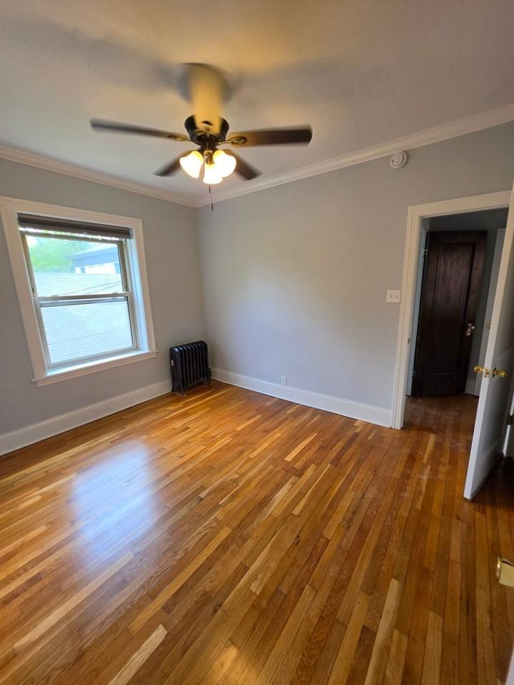 Beautiful Vintage Apartments Near NorthShore Evanston Hospital - Photo 5 of 14