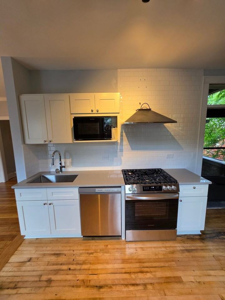 Beautiful Vintage Apartments Near NorthShore Evanston Hospital - Photo 7 of 14