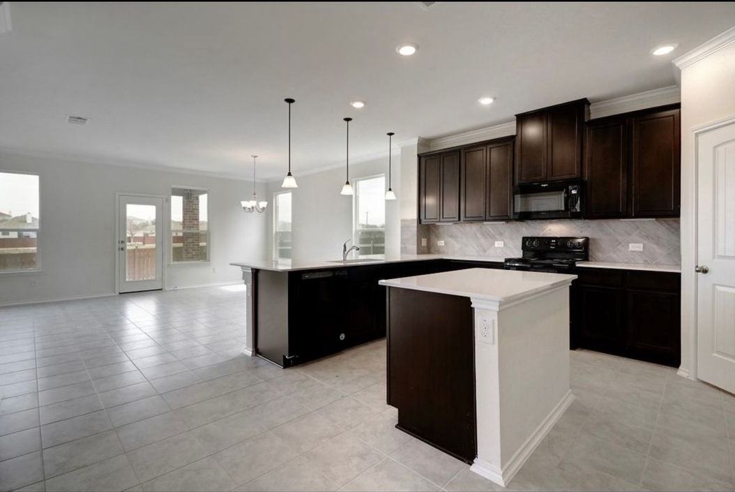 124 Rocroi Dr - Photo 2 of 23