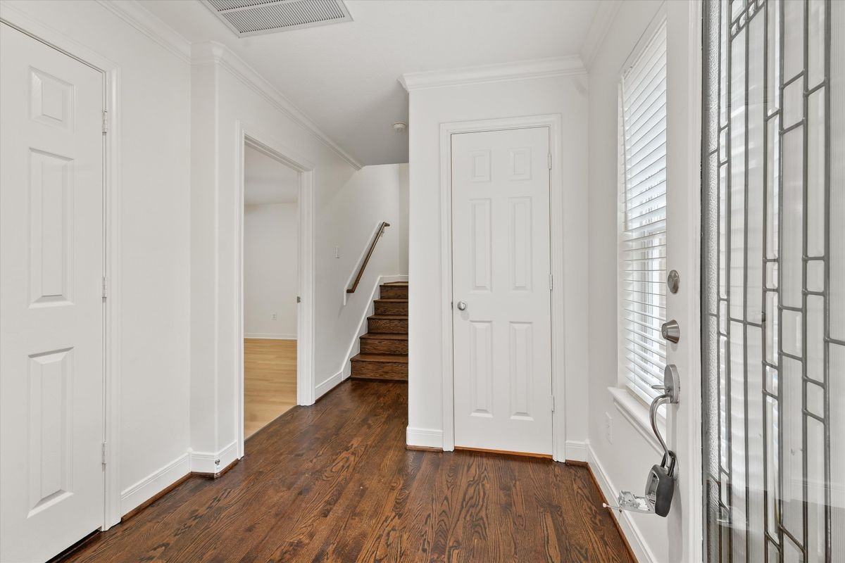 208 Hawthorne St ##A - Photo 2 of 32
