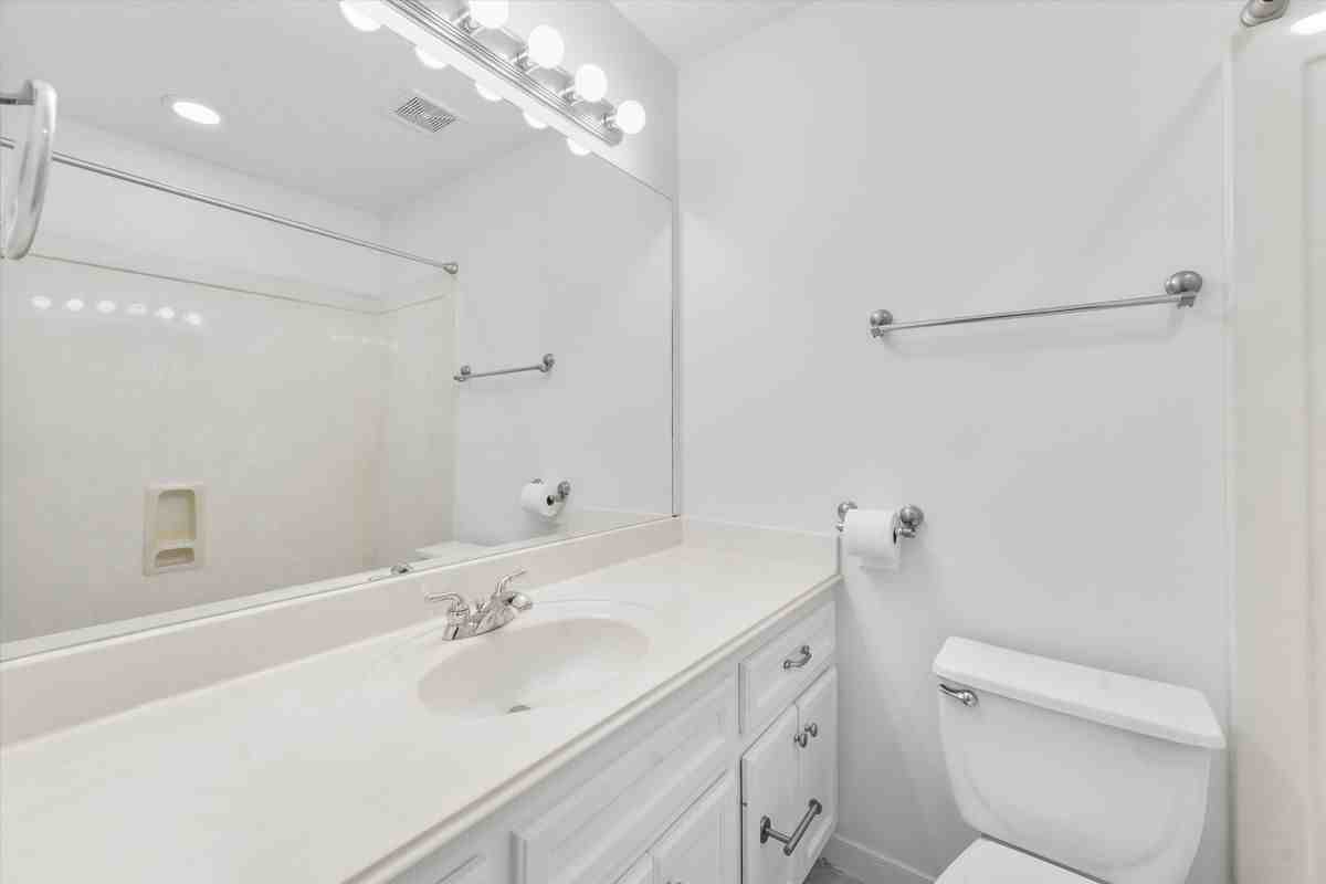 208 Hawthorne St ##A - Photo 4 of 32