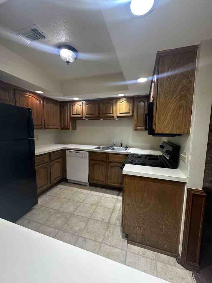 605 Church St #B - Photo 5 of 10