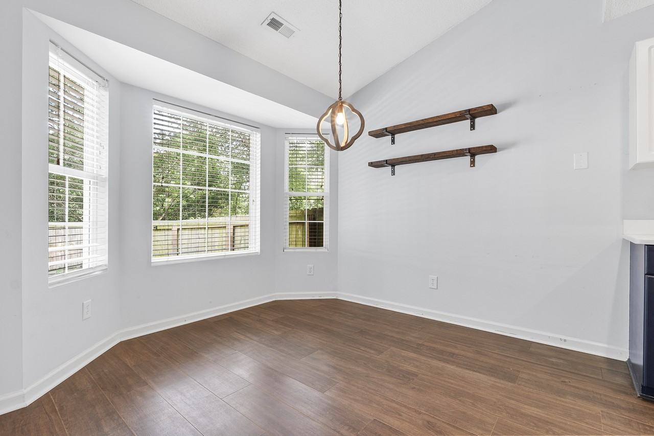 100 Kensington Way - Photo 7 of 18