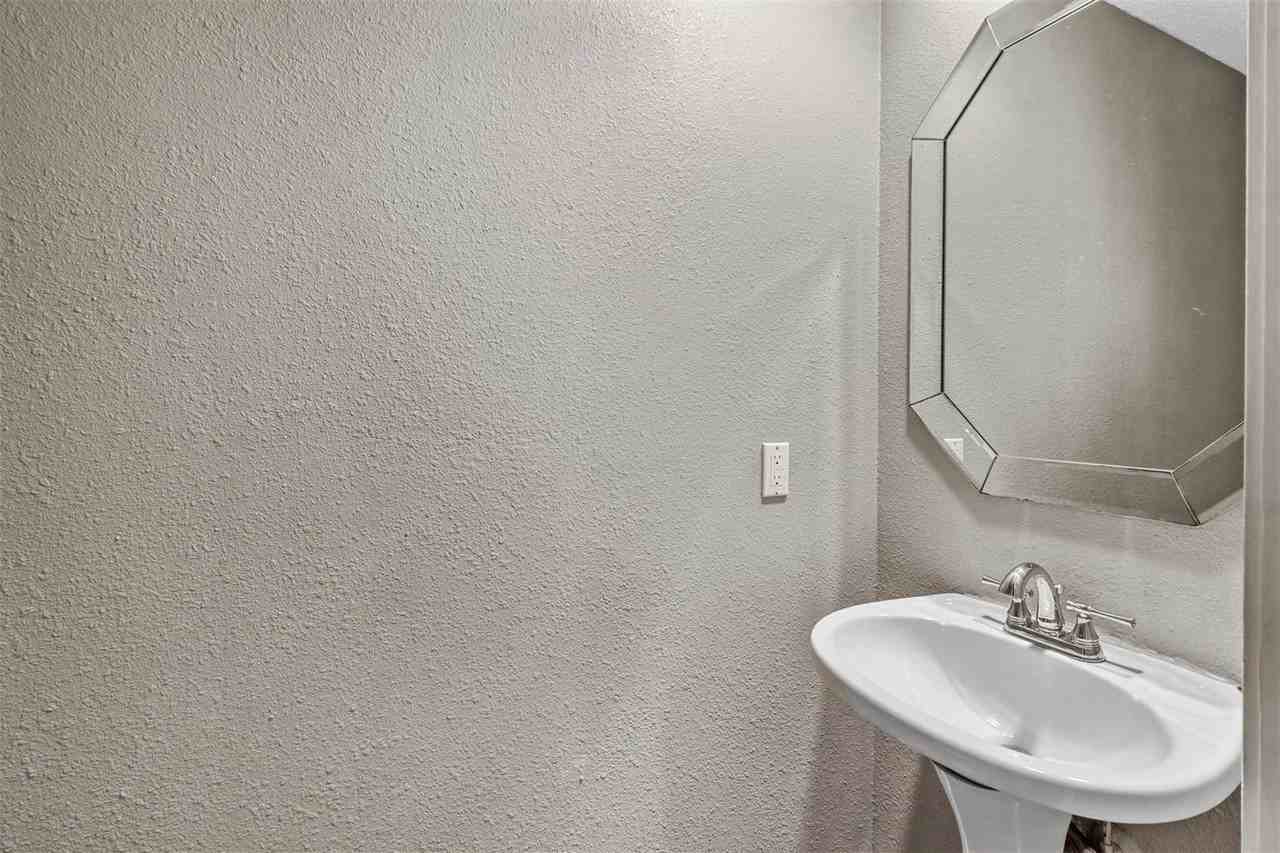 814 Custer St #1 - Photo 5 of 17