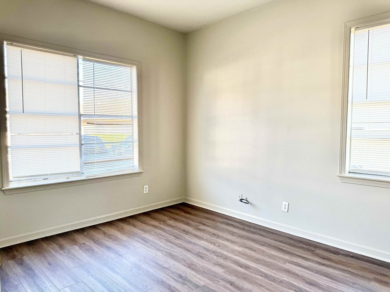 1606 Myrtle Walk - Photo 2 of 11
