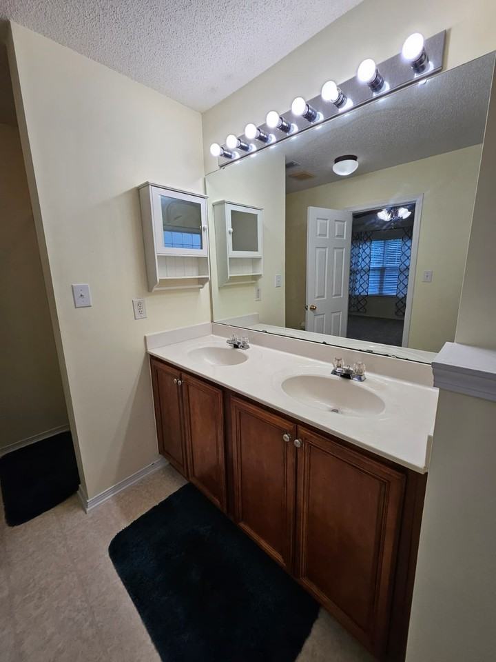 304 Founders Walk Dr #1 - Photo 4 of 20