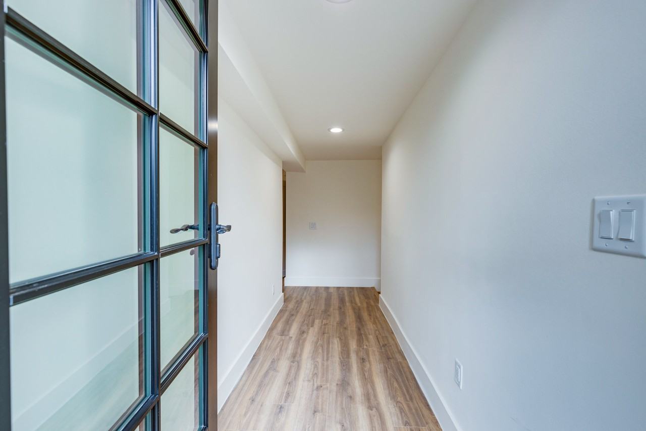 303 Fairfax Ave - Photo 5 of 31