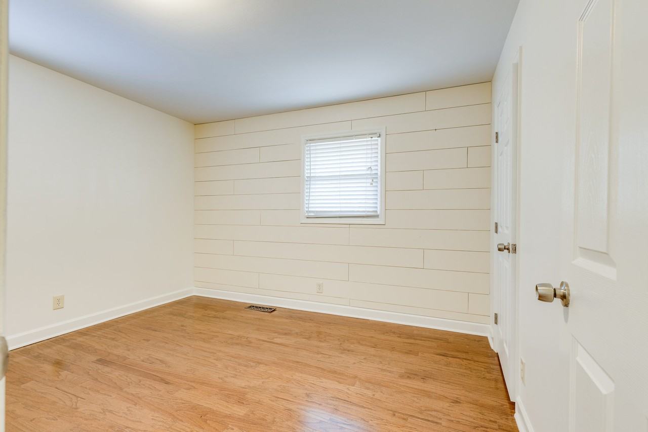 111 Daniels Dr - Photo 3 of 23