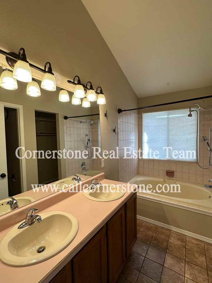 950 Royal Crown Ln - Photo 7 of 10