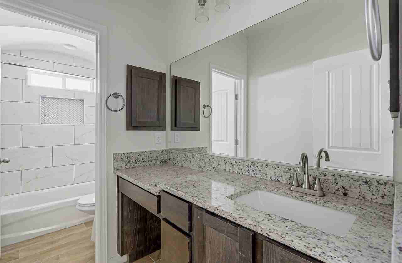 905 Louisiana Down Ave - Photo 2 of 33