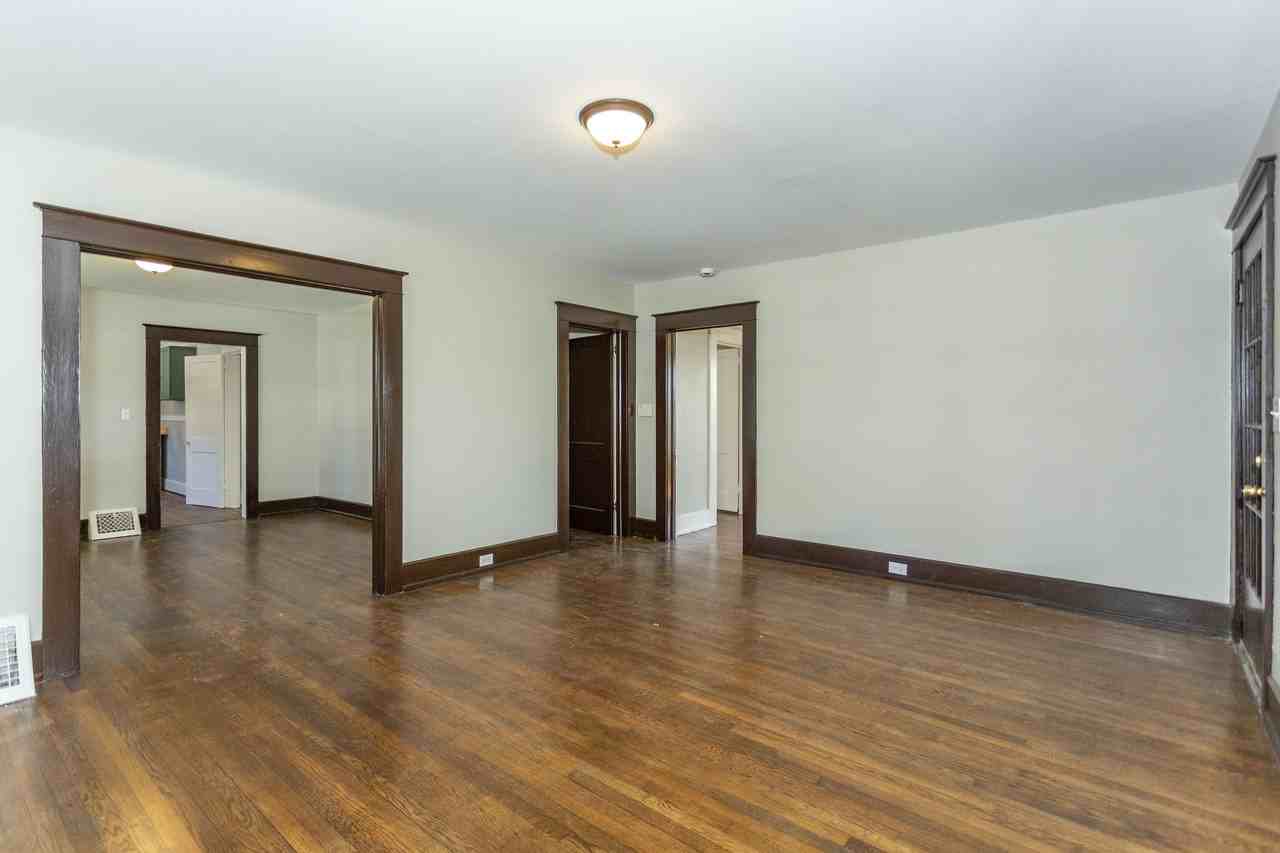 2715 Avenue H - Photo 7 of 38
