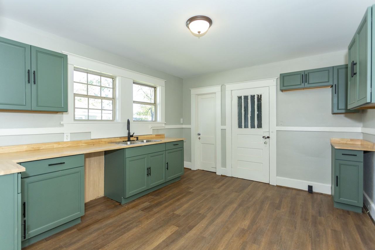 2715 Avenue H - Photo 6 of 38