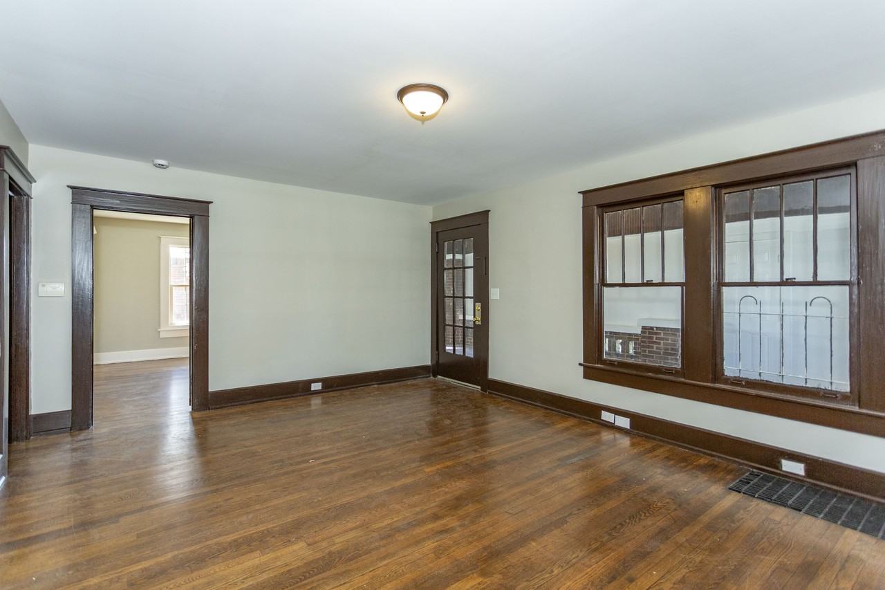 2715 Avenue H - Photo 4 of 38