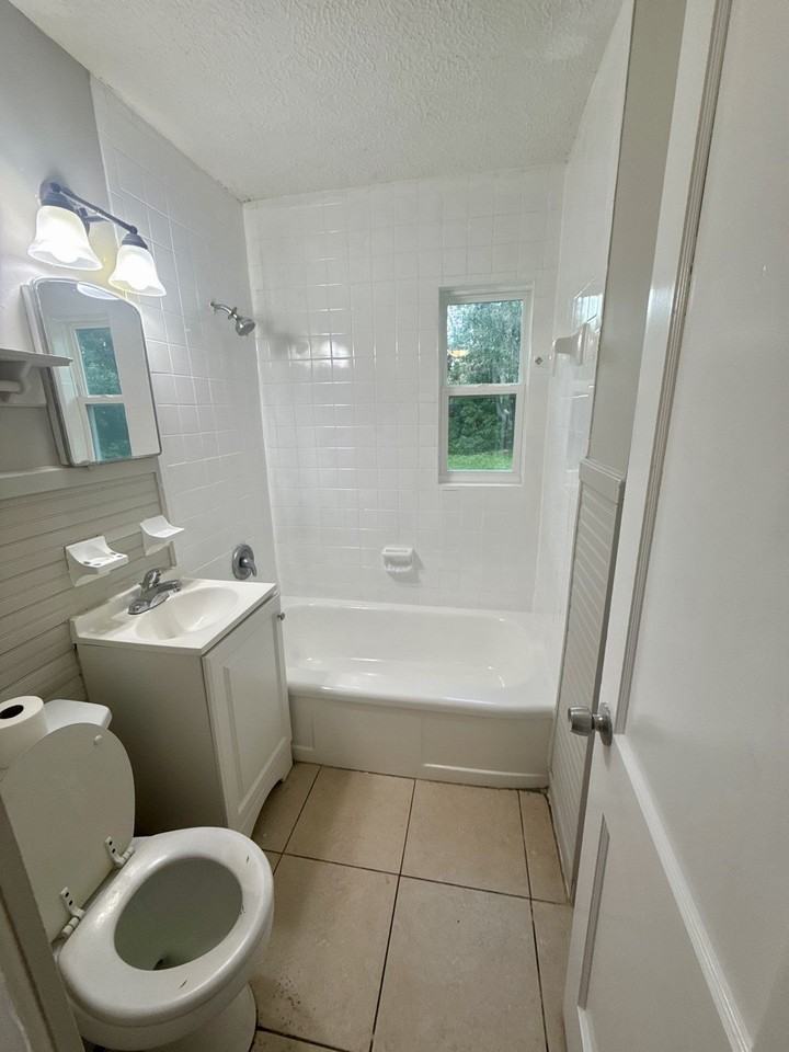 1719 Wofford Ave - Photo 6 of 11