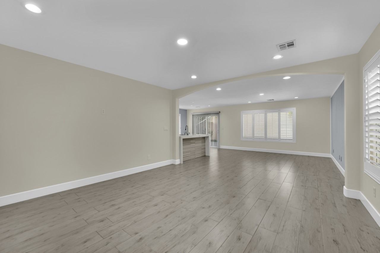 9645 Grapeland Ave - Photo 2 of 17