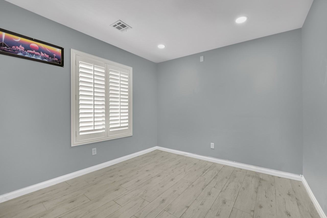 9645 Grapeland Ave - Photo 5 of 17