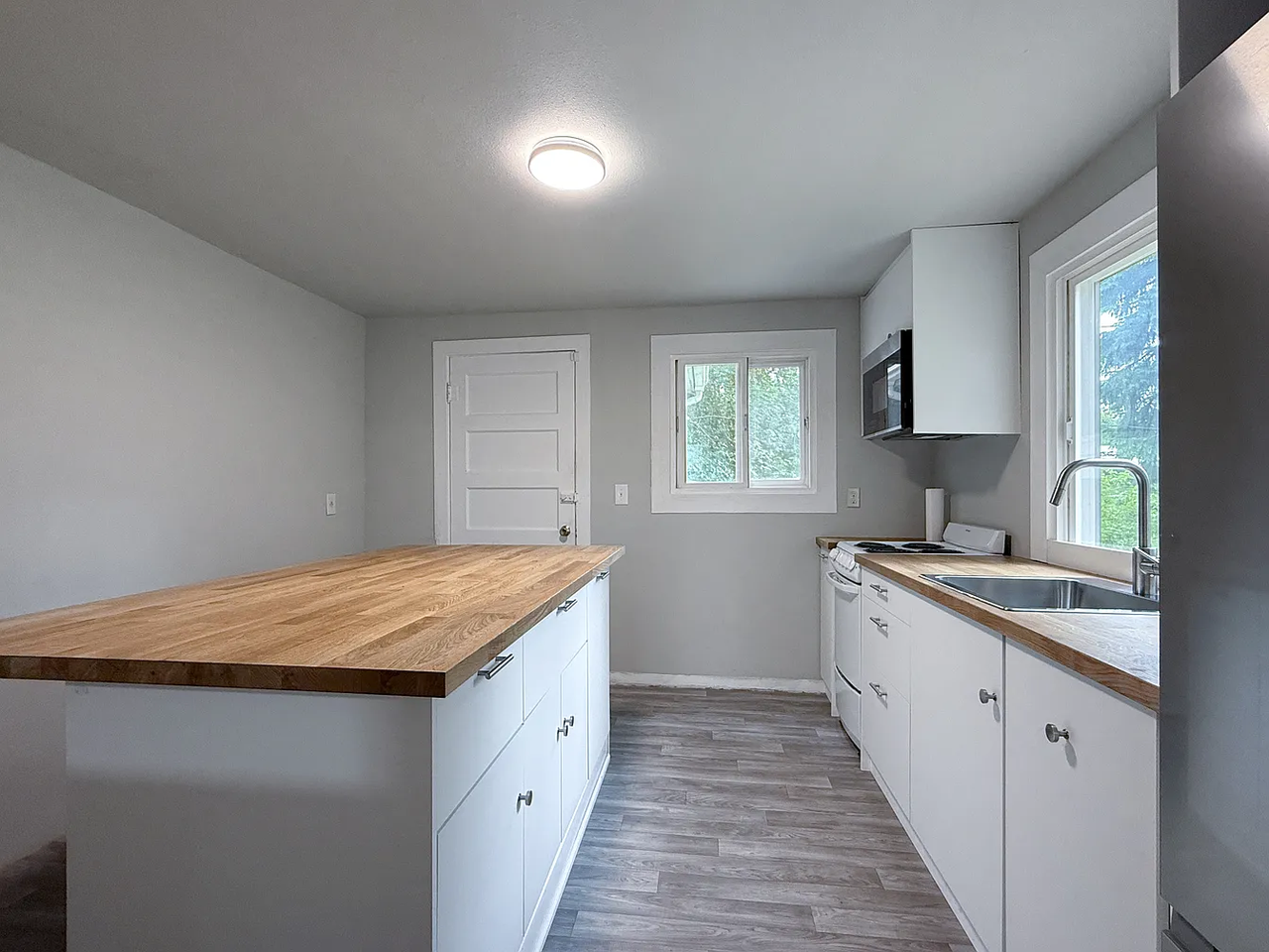 12060 10th Ave S - Photo 4 of 17