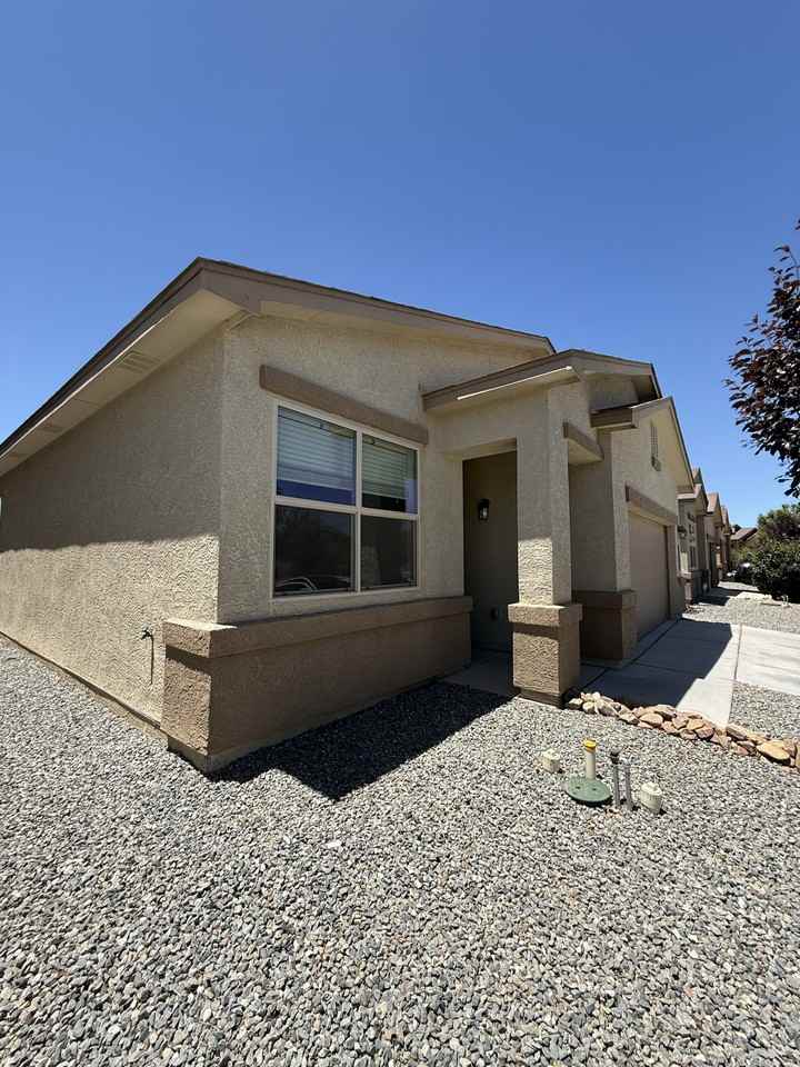 2116 Solitaire St Ne - Photo 7 of 38