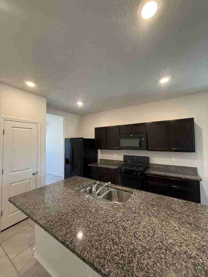2116 Solitaire St Ne - Photo 6 of 38