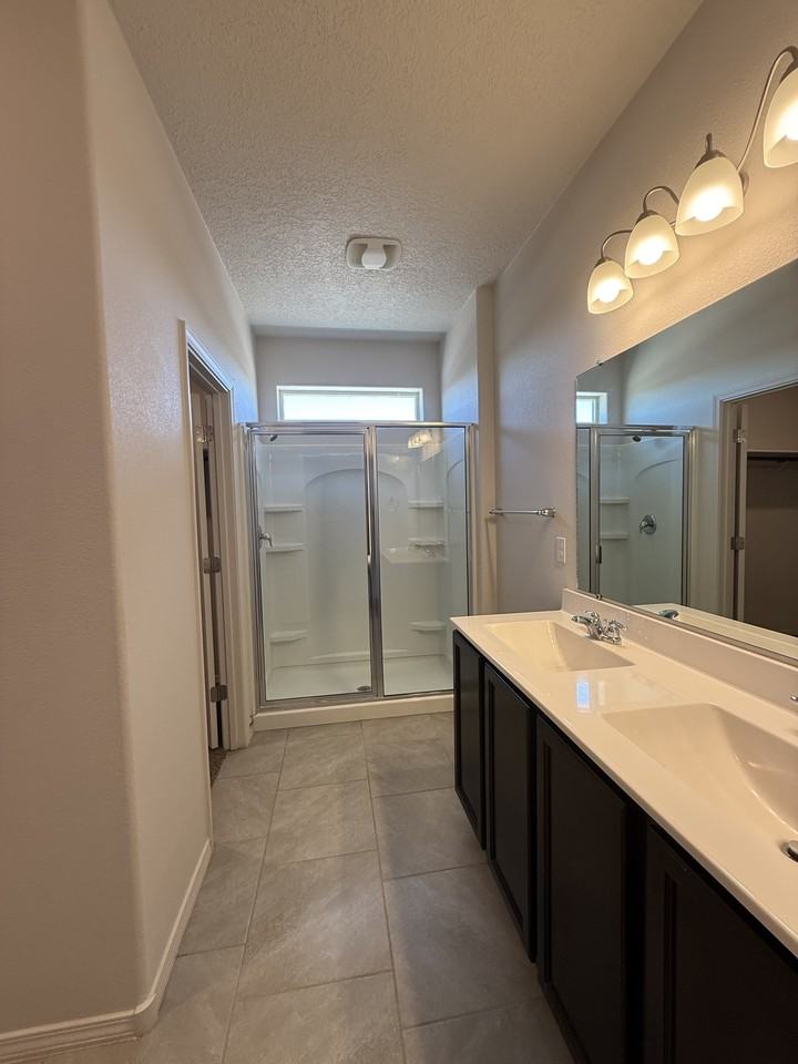 2116 Solitaire St Ne - Photo 3 of 38