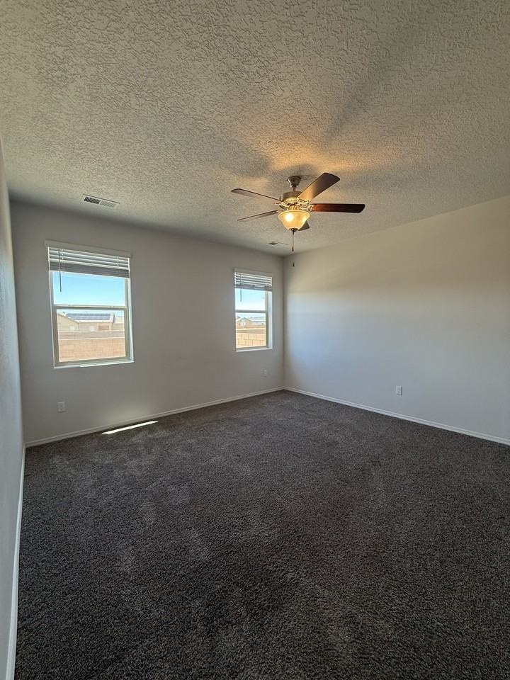 2116 Solitaire St Ne - Photo 5 of 38