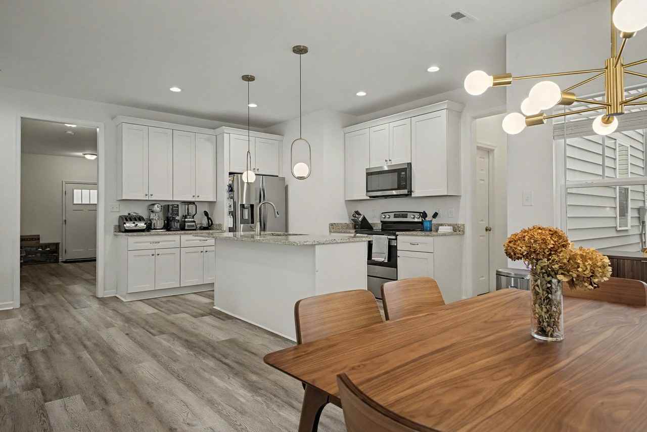 3026 Peronne Ave - Photo 4 of 16