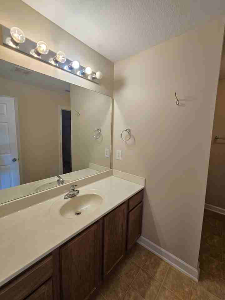 232 Worcester Ln - Photo 3 of 23