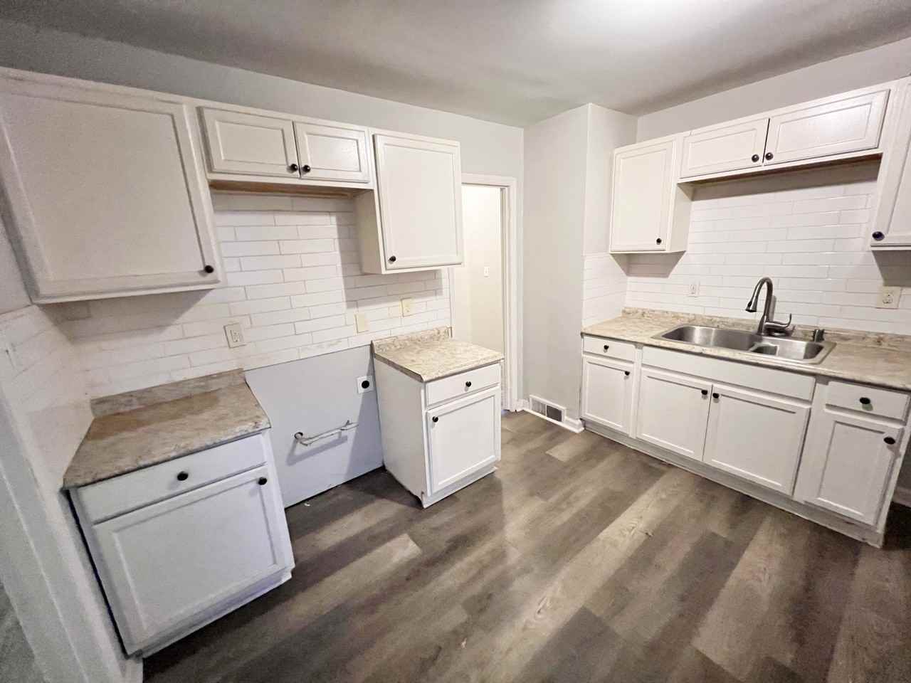 1391 Haywood Ave - Photo 4 of 10