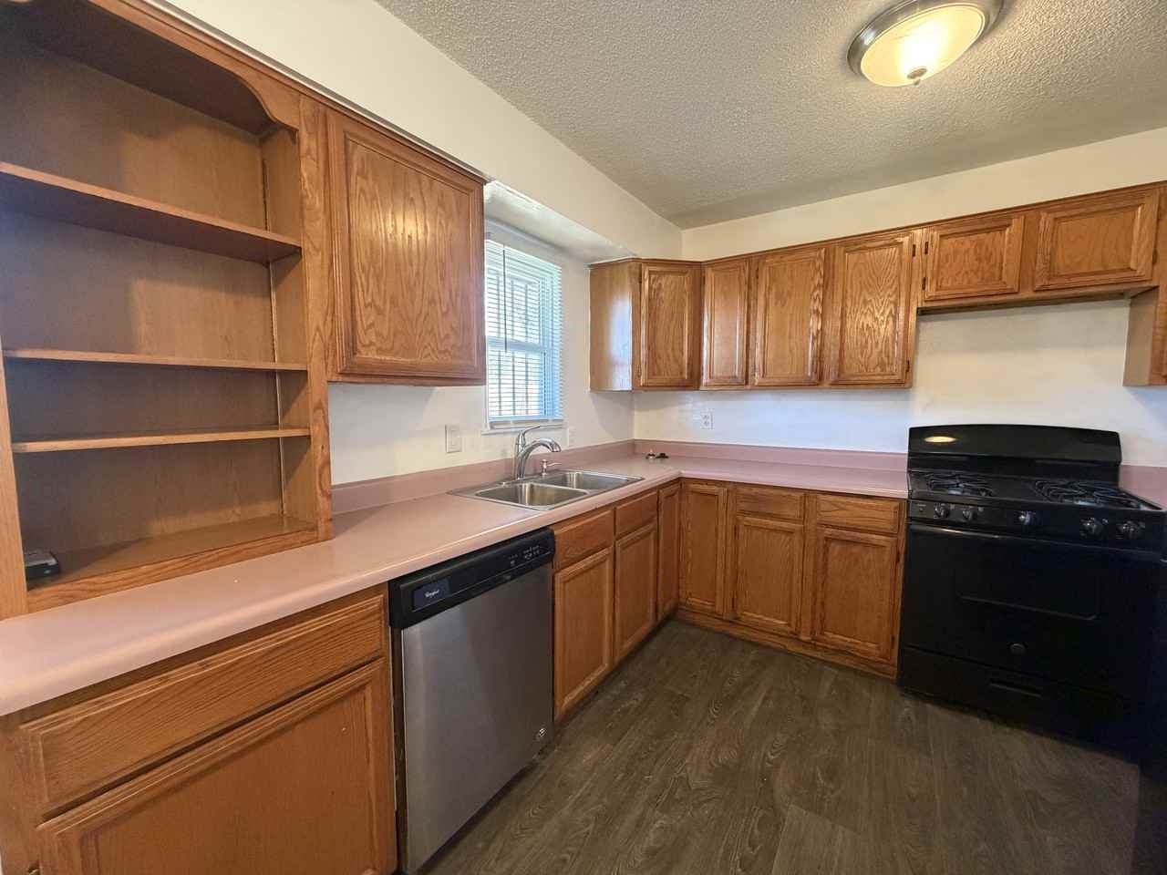 1112 Olive St - Photo 5 of 30