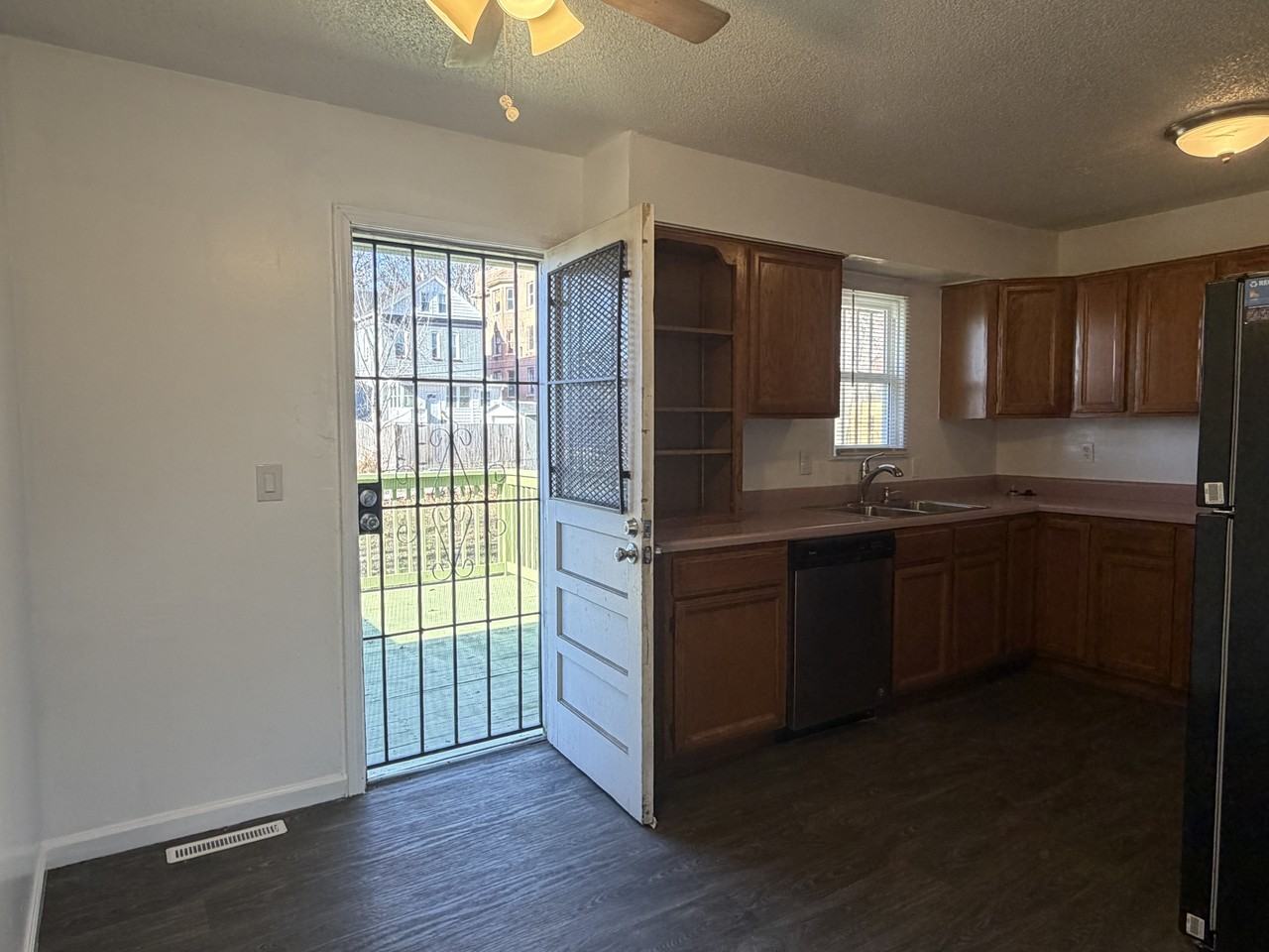 1112 Olive St - Photo 2 of 30