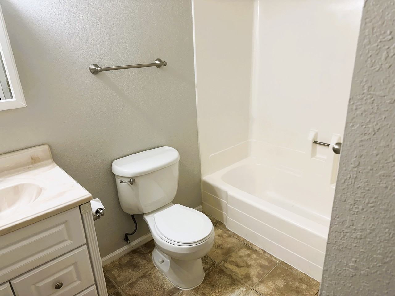 1001 S Pearl St Apt A12 - Photo 3 of 9