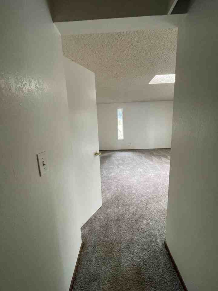 2028 E 34th St - Photo 4 of 29