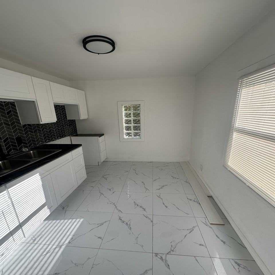 5246 Maryland St - Photo 4 of 10