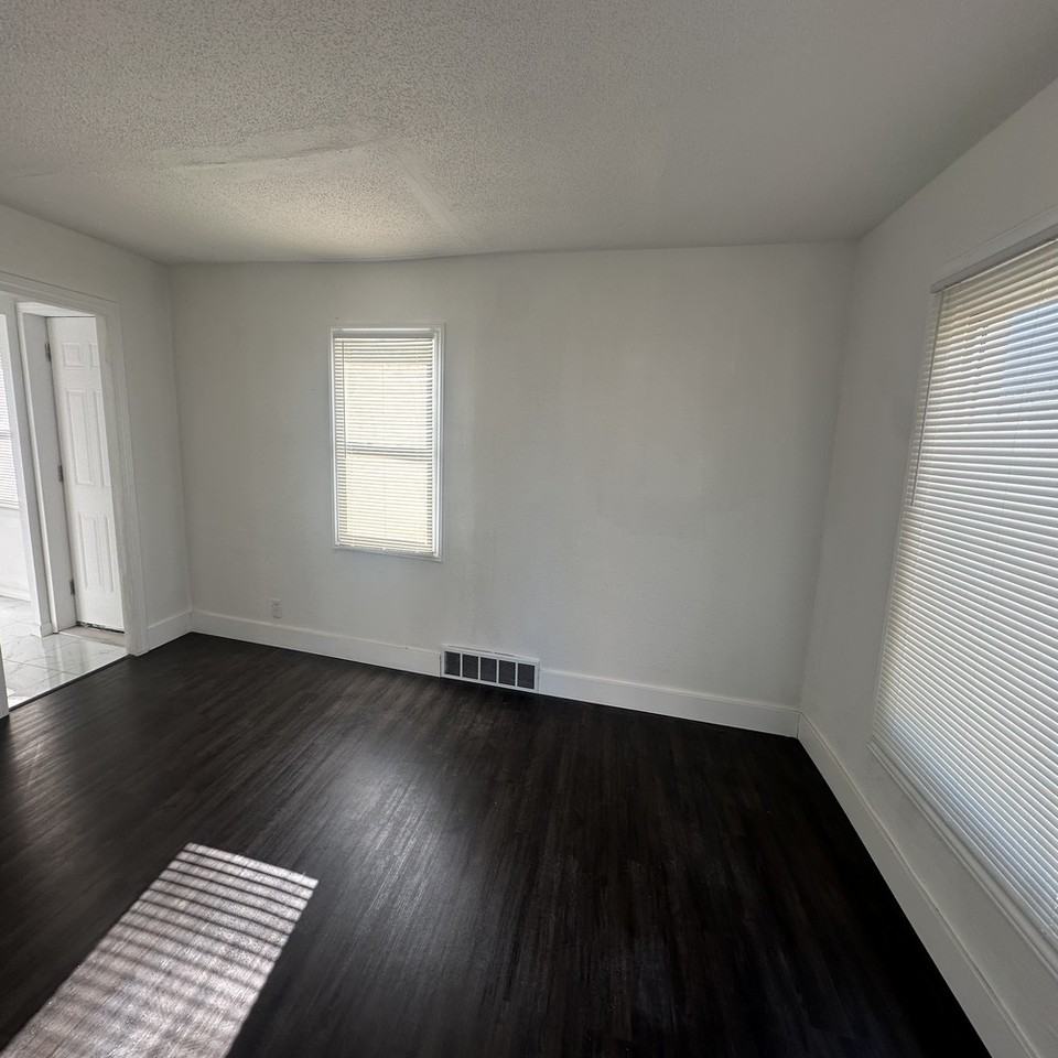 5246 Maryland St - Photo 3 of 10