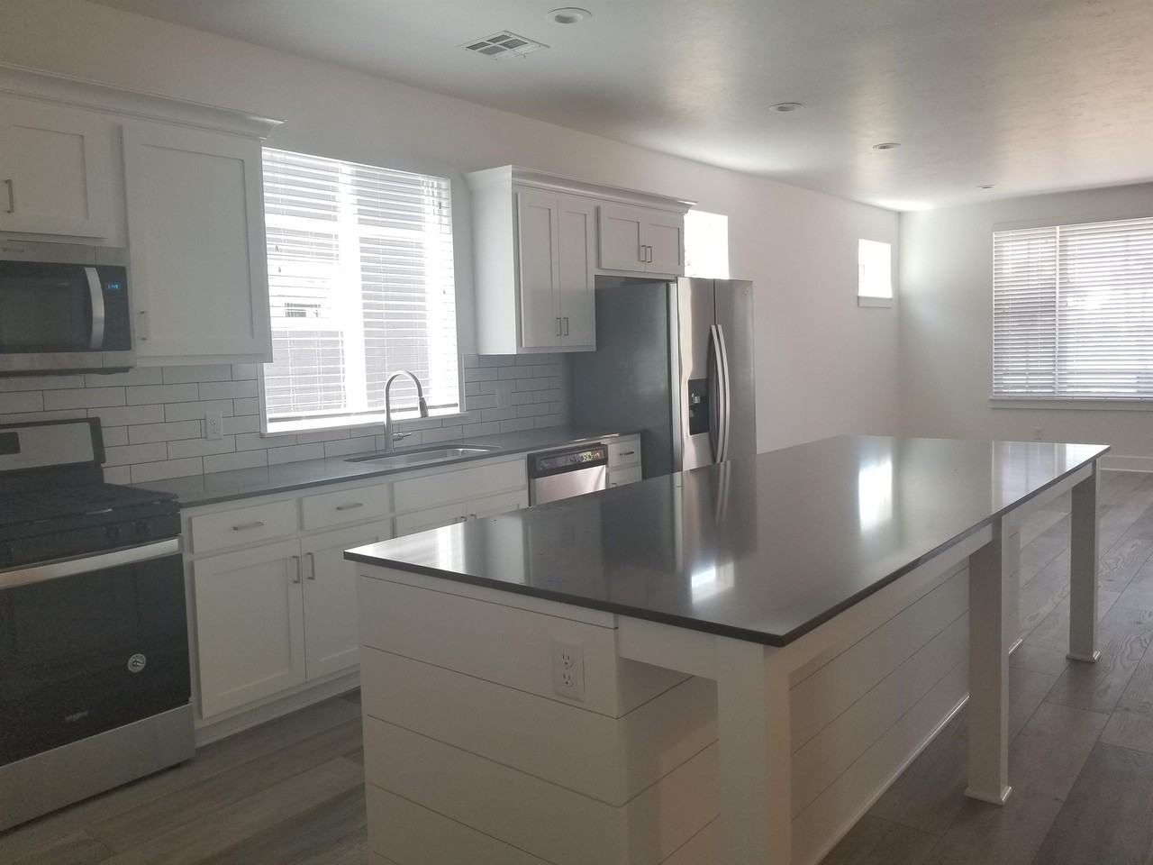 2101 W Admiral Rd - Photo 2 of 9