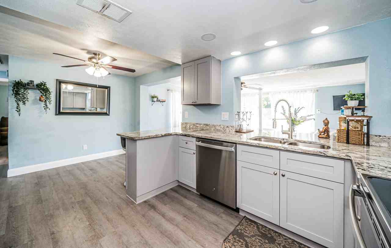 4424 Beacon Square Dr - Photo 3 of 36