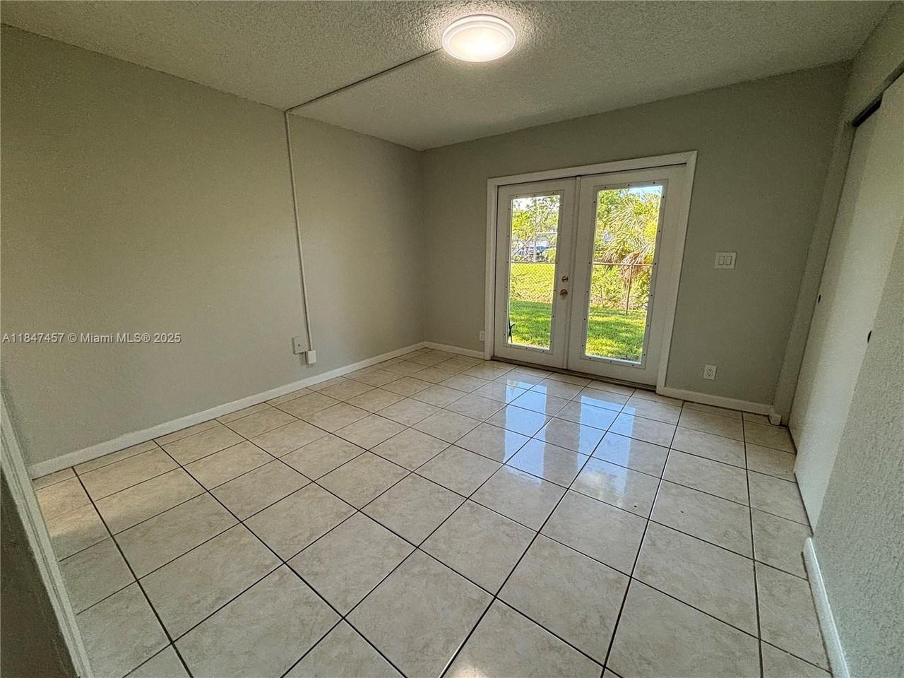 560 Sw 50th Ter #1 - Photo 4 of 11