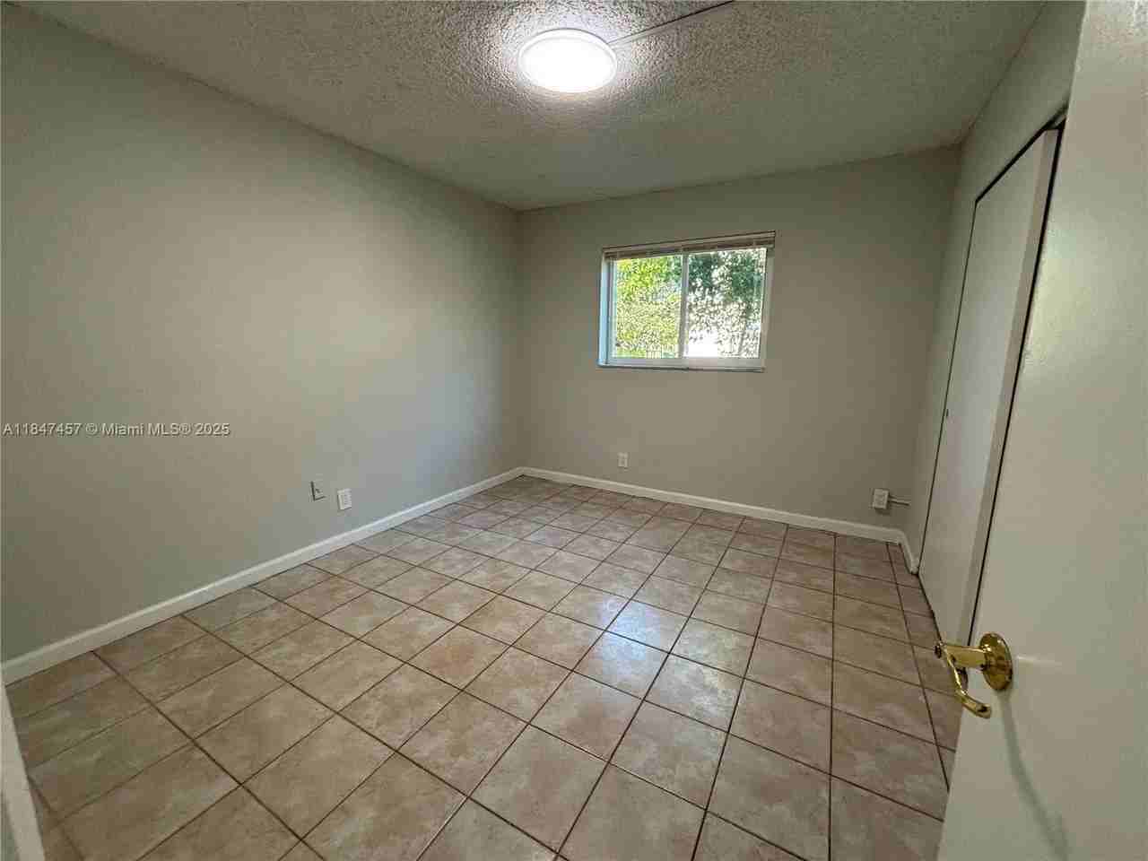 560 Sw 50th Ter #1 - Photo 3 of 11