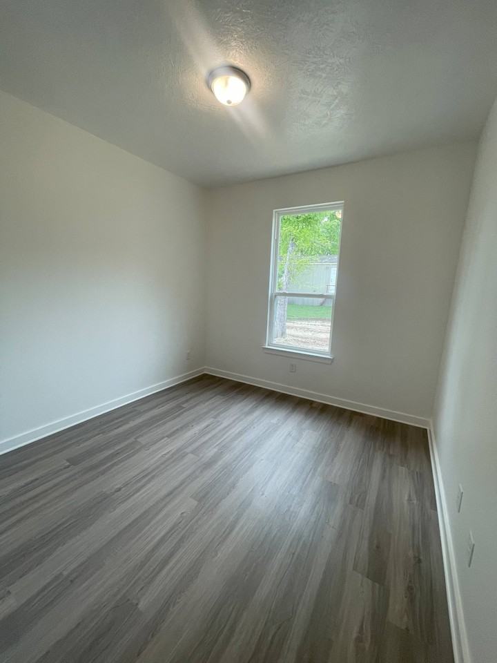 1606 W 5th St #1 - Photo 5 of 11
