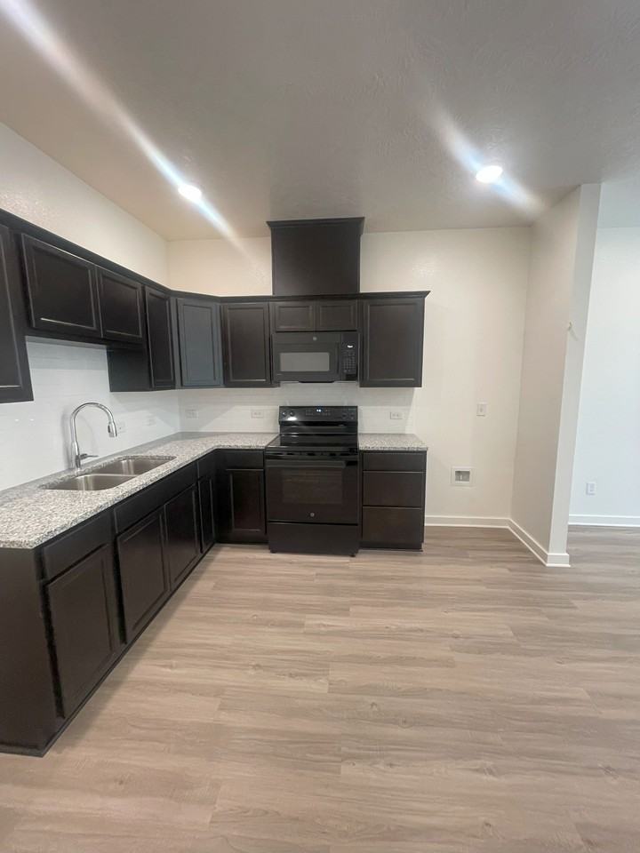 1606 W 5th St #1 - Photo 3 of 11