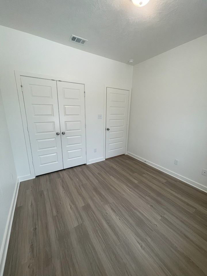 1606 W 5th St #1 - Photo 2 of 11