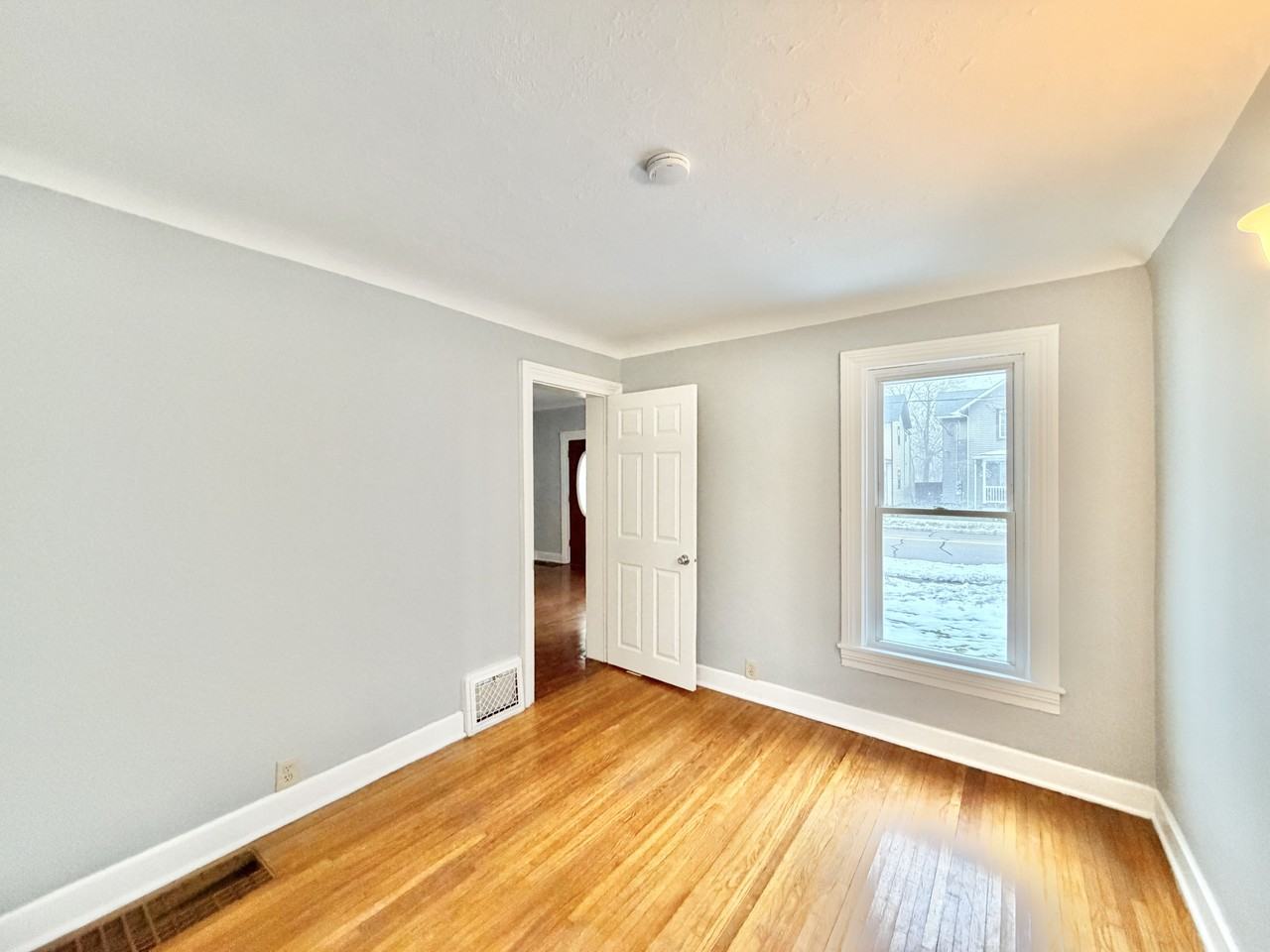 426 S Jackson St - Photo 3 of 24