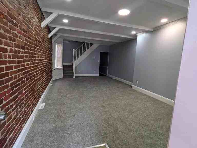 214 N Lincoln St - Photo 3 of 8