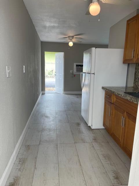 725 21st St #4 - Photo 5 of 36