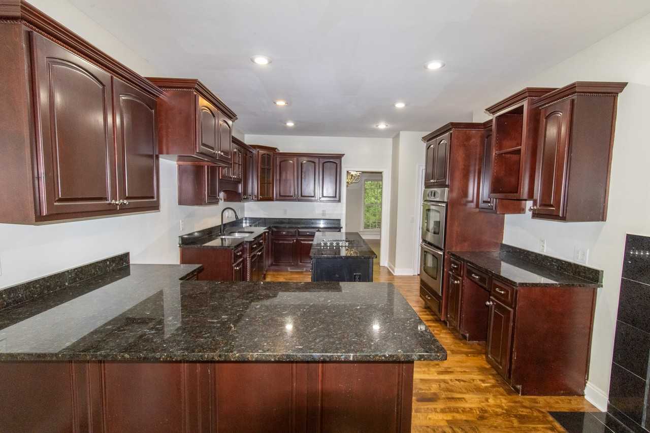 906 Monarch Cir - Photo 3 of 41