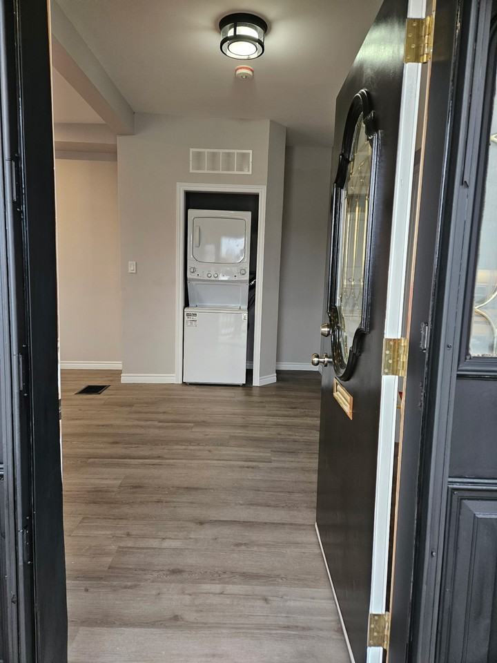 263 Bethune St - Photo 3 of 10